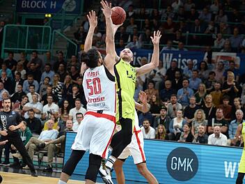 Der ehemalige Bayreuther Assem Marei (links) gewann bei seinem Punktspieldebüt für Brose Bamberg gleich an alter Wirkungsstätte. Hier blockt er den Wurfversuch von Bryce Alford . Foto: Peter Mularczyk