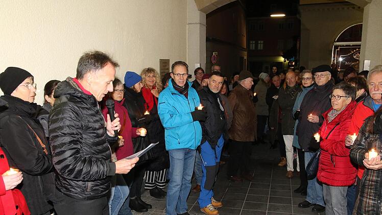 Das Prügelhaus in der Ketschengasse, war einer der Stationen des Gedenkweges. Matthias Eckardt (links) vom Deutschen Gewerkschaftsbund erinnerte an die Gräueltaten.Desombre