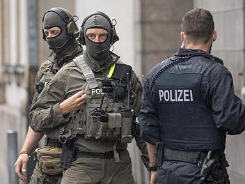 Mann bedroht Nachbarn mit Messer und löst SEK-Einsatz aus Mann bedroht Nachbarn mit Messer und löst SEK-Einsatz aus