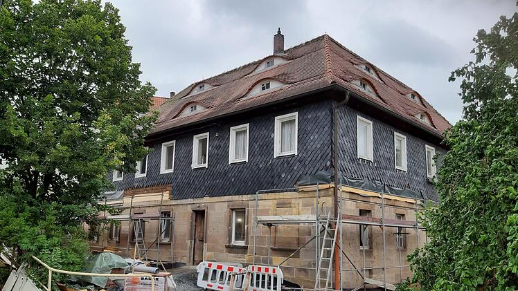 Elegante Fledermausgauben zieren das Dach, das auf der West- und-Südseite mit Biber-, auf den anderen Seiten mit neueren Pfannenziegeln gedeckt ist. Anstatt der "Glotzfenster" kehren typische Sprossenfenster in das Gebäude zurück.