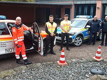 Unter ihre Fittiche genommen haben die beiden Hauptkommissare (von rechts) Thomas Vöth und Manfred Schneider die Zwillinge Luca und Max Berger im Rahmen einer Infowoche bei der Polizeiinspektion Bad Brückenau. Begeistert von der Berufswahl seiner Söhne ist Vater Michael Berger (links), der als Notfallsanitäter arbeitet. Foto: Rolf Pralle