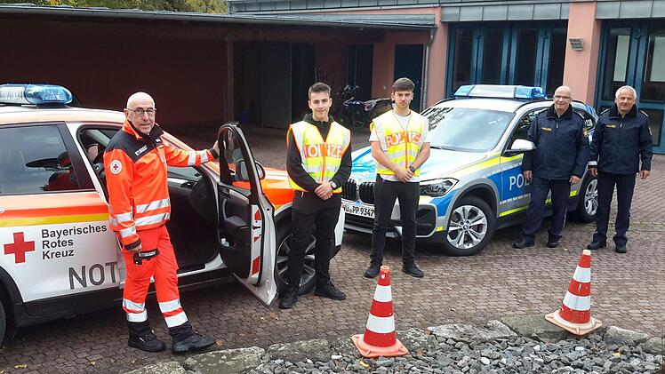 Unter ihre Fittiche genommen haben die beiden Hauptkommissare (von rechts) Thomas Vöth und Manfred Schneider die Zwillinge Luca und Max Berger im Rahmen einer Infowoche bei der Polizeiinspektion Bad Brückenau. Begeistert von der Berufswahl seiner Söhne ist Vater Michael Berger (links), der als Notfallsanitäter arbeitet. Foto: Rolf Pralle
