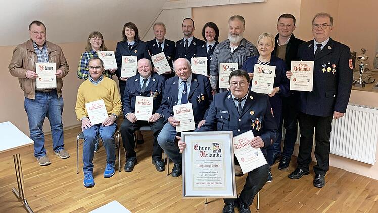 Diese Vereinsmitglieder wurden für ihre jahrzehntelange Treue geehrt, unter ihnen Wolfgang Förtsch (vorne), der seit 40 Jahren das Amt des Ersten Vorsitzenden der Feuerwehr innehat.