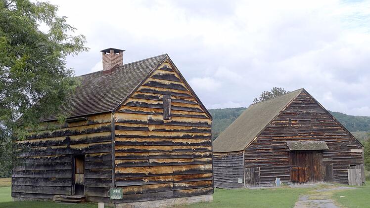 1710 kommen rund 3.000 "Poor Palatines" ("Arme Pf&auml;lzer") zun&auml;chst nach England, dann werden sie nach New York umgesiedelt, werden in einfachen H&auml;usern untergebracht und sollen Teer herstellen - dagegen rebellieren sie.