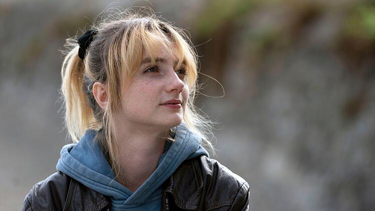 Die junge Cynthia Layton (Eloise Thomas) hat den beiden Ermittlern Interessantes zu berichten. F&uuml;hren ihre Informationen zur L&ouml;sung des Falls?