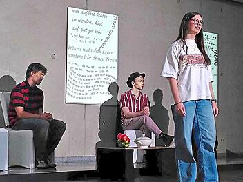Zwei unterschiedliche Wege stellten die Sch&uuml;ler beim St&uuml;cke &bdquo;Decisions&ldquo; auf der B&uuml;hne dar. MGF