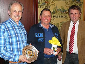 Mit dem langjährigen Marktgemeinderat Horst Tempel sowie dem Köstenberger Ortssprecher Günter Schmidt und der Wildensteiner Ortssprecherin Brigitte Hebentanz scheiden drei zum 30. April 2014 aus dem Pressecker Rat aus. Unser Bild zeigt (rechts) Bürgermeister Siegfried Beyer, der (weiter nach links) Günter Schmidt und Horst Tempel am Dienstagabend verabschiedete.  Foto: Klaus-Peter Wulf