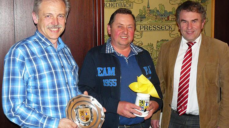 Mit dem langjährigen Marktgemeinderat Horst Tempel sowie dem Köstenberger Ortssprecher Günter Schmidt und der Wildensteiner Ortssprecherin Brigitte Hebentanz scheiden drei zum 30. April 2014 aus dem Pressecker Rat aus. Unser Bild zeigt (rechts) Bürgermeister Siegfried Beyer, der (weiter nach links) Günter Schmidt und Horst Tempel am Dienstagabend verabschiedete.  Foto: Klaus-Peter Wulf