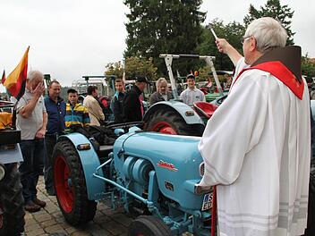 Nach der Dankandacht spendet Pater Heribert den kirchlichen Segen, damit die Traktoren und ihre Besitzer auch im nächsten Jahr unfallfrei fahren. Fotos: Gerda Völk