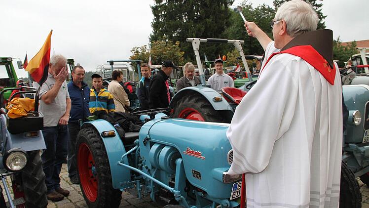 Nach der Dankandacht spendet Pater Heribert den kirchlichen Segen, damit die Traktoren und ihre Besitzer auch im nächsten Jahr unfallfrei fahren. Fotos: Gerda Völk
