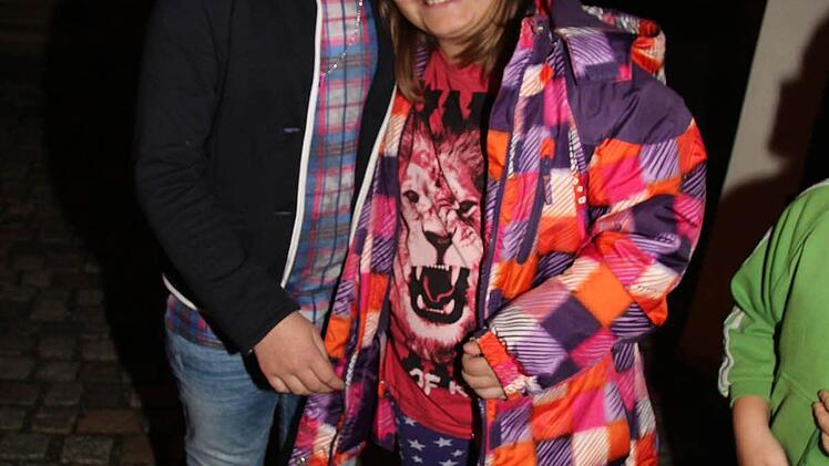 Auch den Kindern fällt der Abschied schwer: Michelle Döring (8, rechts) war mit Rayana in der Schule, die beiden Mädchen haben sich angefreundet. Foto: Sonja Adam