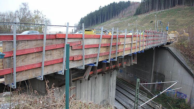 Die Bahnbrücke wird saniert. Foto: Friedwald Schedel