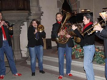 "Rekkenze Brass" (von links) Benjamin Sebald, Christy Belicki, Rainer Streit, Debra Luttrell und Peter Knudsvig begeisterten das Lichtenfelser Publikum.  Foto: Gerda Völk