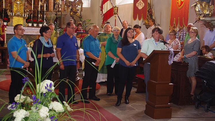 Mitglieder von "Spirit Voices" brachten sich in den Fest-Gottesdienst mit ein. Foto: Heike Sch&uuml;lein