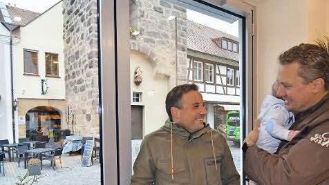 Heiko Dilger (links) im Gespr&auml;ch mit Christian Polster. Der P&auml;chter des Turmk&auml;mmerla gegen&uuml;ber und F&ouml;we-Vorsitzende m&ouml;chte gerne eine engere Zusammenarbeit der Gesch&auml;fte am T&uuml;rmersturm.