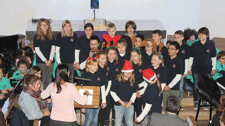 Die Chorklasse mit Schülern der Klassen 5C/6C wurde von Musiklehrerin Tanja Lorenz dirigiert. Foto: Helmut Will