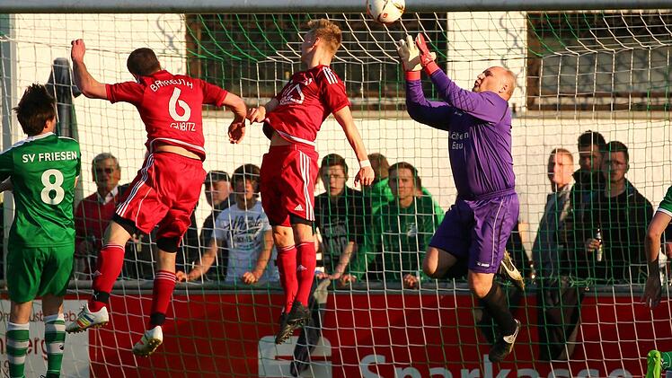 Szene vom Bezirksliga-Spitzenspiel SV Friesen - BSC Saas Bayreuth. Foto: Heinrich Weiß