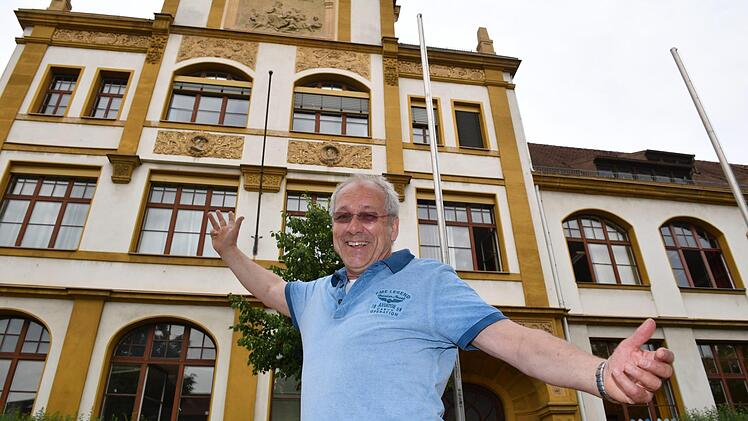 Schulleiter Franz Hilbert vor der prächtig gestalteten Fassade