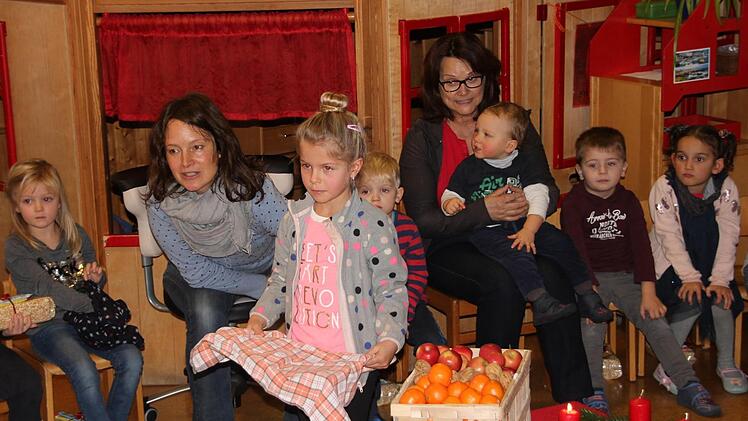 Die kleine Maja dankte dem Nikolaus zum Abschluss mit einem Geschenk.