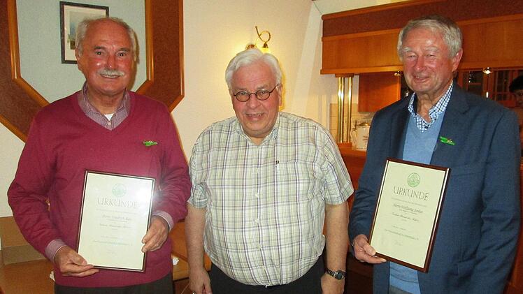 Friedrich Rau (l.) und Wolfgang Jordan (r.) verlieh Präsident Jürgen Reinhardt für ihre Verdienste das "Grüne Band der Rhön". Winfried Ehling