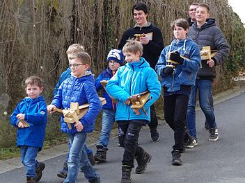 Die Wolfsdorfer "Raspelbuben" starten ihren Rundgang traditionell am "Wirtsberg" im Kapellenweg. Fotos: Thomas Hümmer
