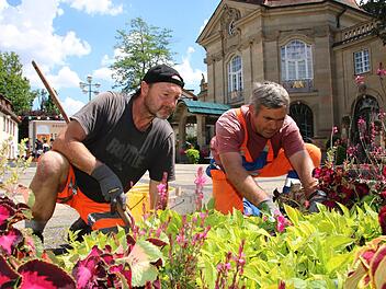 Bernhard Schroll (rechts) pflegt zusammen mit Georg Materzok ein Beet auf dem Theaterplatz. Foto: Ralf Ruppert