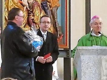 Erzbischof Ludwig Schick (rechts) zelebrierte überraschend als Gastpriester in Vertretung von Pater Helmut Haagen den Sonntagsgottesdienst in der St. Bartholomäus-Kirche in Rothenkirchen. Ihm dankten mit herzlichen Worten, vorne von links Joachim Bienert (Kirchenrat und Kommunionhelfer) sowie Kirchenpfleger Mathias Beetz.  Foto: K.- H. Hofmann