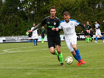 Herzogenaurachs Christian Zenger (r.) im Duell mit Lukas Stegmaier von der DJK Erlangen Foto: Stefan Stark