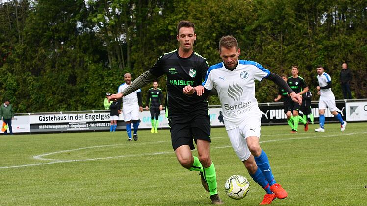 Herzogenaurachs Christian Zenger (r.) im Duell mit Lukas Stegmaier von der DJK Erlangen Foto: Stefan Stark