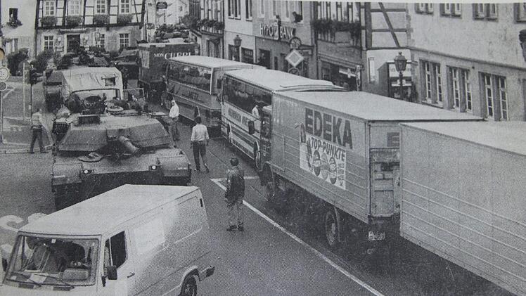 In den 1980er Jahren drohte die Innenstadt an manchen Tagen im Verkehr zu ersticken.Archiv Saale-Zeitung/Heike Beudert