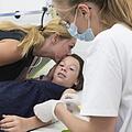 Lea hat Leukämie: Zur Behandlung muss sie regelmäßig Knochenmarkpunktion in der Erlanger  Uni-Klinik über sich ergehen lassen. Ihre Mutter begleitet sie. Foto: Michael Rabenstein/Uni-Klinikum Erlangen