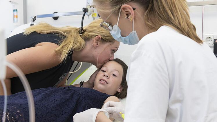 Lea hat Leukämie: Zur Behandlung muss sie regelmäßig Knochenmarkpunktion in der Erlanger  Uni-Klinik über sich ergehen lassen. Ihre Mutter begleitet sie. Foto: Michael Rabenstein/Uni-Klinikum Erlangen