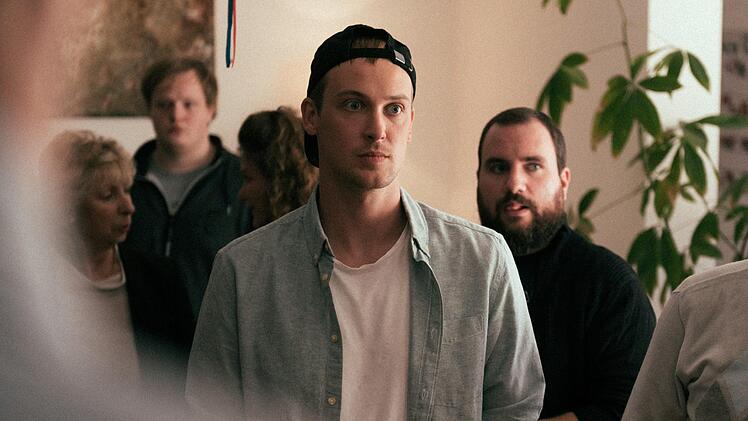 Alex (Marcus Krone) schämt sich für die peinliche Abschiedsrede seines Vaters Franz. Foto: Daniel Tkatsch