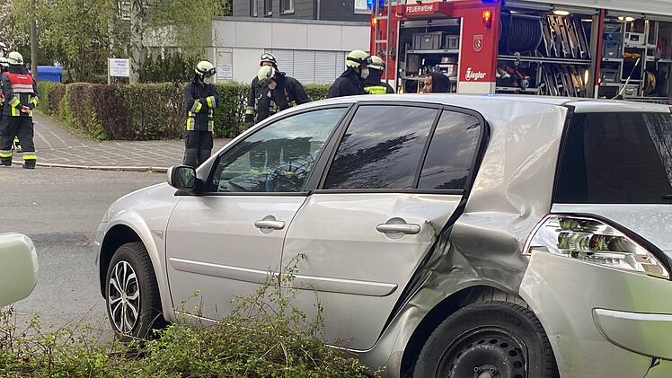 Fahrzeug war nicht zugelassen: Auto f&auml;hrt in Hauswand von Lebensmittelladen