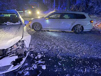 Gl&auml;tte-Unfall in Schwarzenbach am Wald: Auto schleudert in Gegenverkehr - Kinder in beiden Fahrzeugen