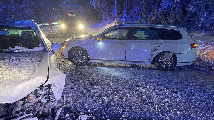 Gl&auml;tte-Unfall in Schwarzenbach am Wald: Auto schleudert in Gegenverkehr - Kinder in beiden Fahrzeugen