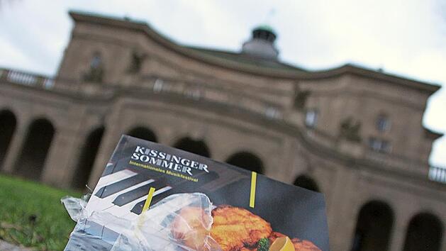 Das Corpus Delicti: ein in Plastik verpacktes Programmheft des Kissinger Sommers.