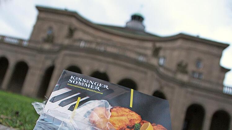 Das Corpus Delicti: ein in Plastik verpacktes Programmheft des Kissinger Sommers.