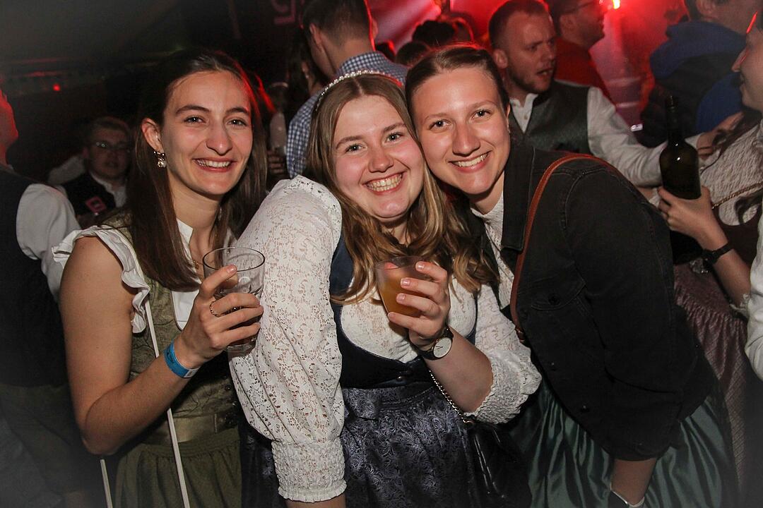 Dirndl vs. Lederhosen
