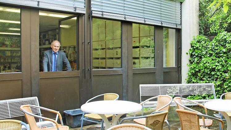 Klaus Morsch blickt auf die Freifläche, die bald noch zum Lehrerzimmer wird, ebenso wie der Bereich hinten links. Fotos: Vanessa Schneider