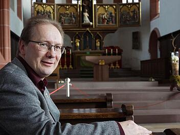 Neuer Arbeitsplatz: Pfarrer Thomas Eschenbacher in der Stadtpfarrkirche St. Johannes. Foto: Arkadius Guzy