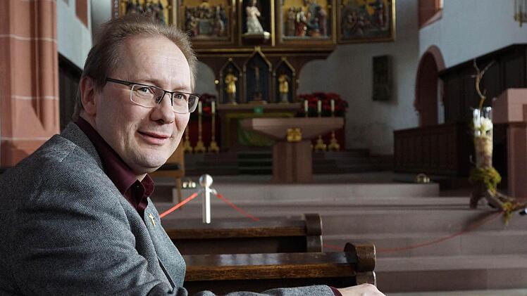 Neuer Arbeitsplatz: Pfarrer Thomas Eschenbacher in der Stadtpfarrkirche St. Johannes. Foto: Arkadius Guzy