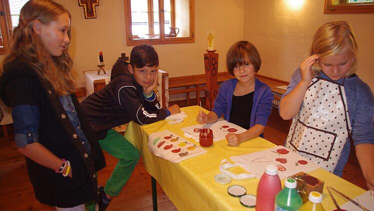Die Kinder bedruckten lustige Taschen. Foto: Heike Schülein