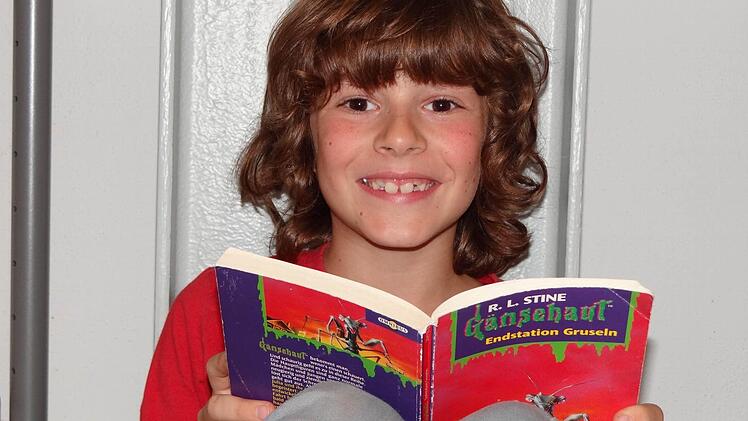 Tim Walter, der 500. registrierte Leser in der Gemeindebücherei im KOMM in Untermerzbach, liebt die Geschichten der Gänsehaut-Kinderbuchreihe.  Foto: Johanna Eckert