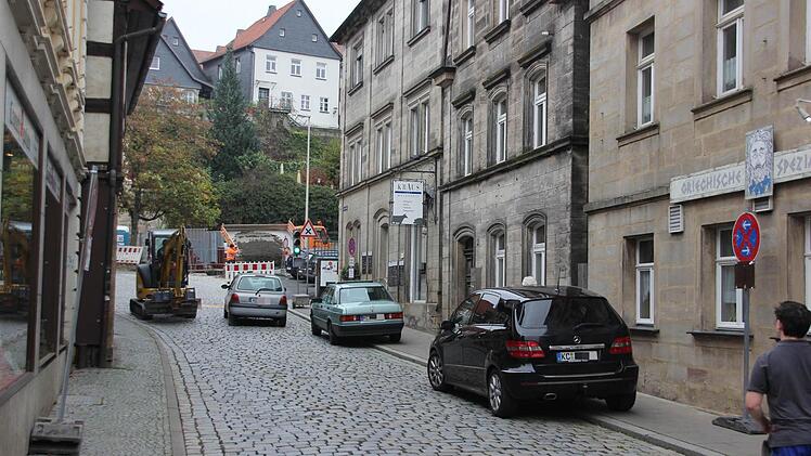 Obwohl absolutes Halteverbot - siehe Schild links - ausgeschildert war, wurde munter in der Strau geparkt.