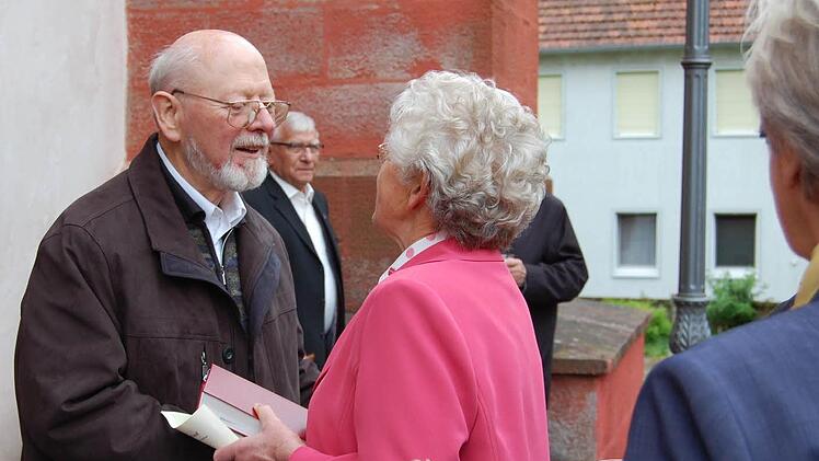 Viele Gratulationen erhielt Pater Anton Täuber aus Thulba zum Priesterjubiläum.  Foto: Günther Straub