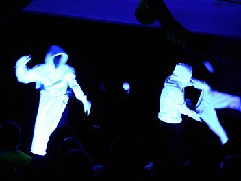 Ich heb ab - Die Schwarzlichtshow entführte ins weite Weltall.  Fotos: Thomas Dill
