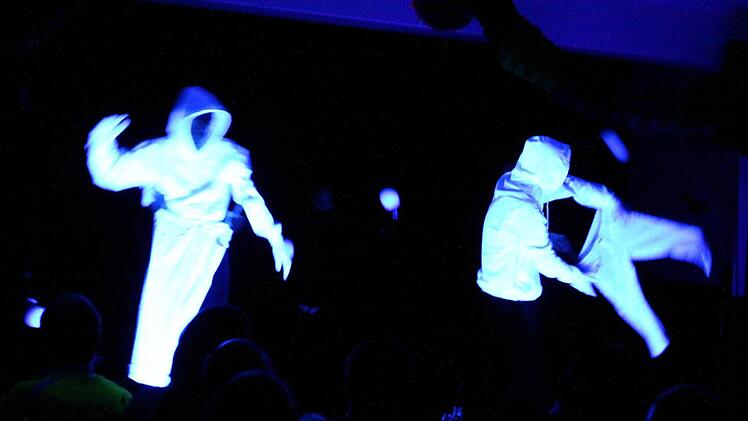Ich heb ab - Die Schwarzlichtshow entführte ins weite Weltall.  Fotos: Thomas Dill