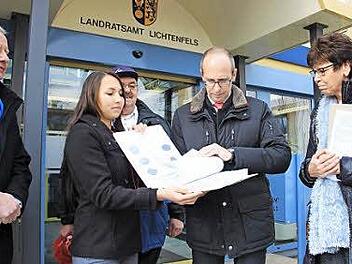 11 132 Unterschriften für einen Erhalt sammelten Beschäftigte des Bezirksklinikums in nur zwei Wochen und übergaben eine Kopie an den Lichtenfelser Landrat. Von links: Gernot Habich, Dora Wiesmann, Hermann Schilling, Christian Meißner und Susann Biedefeld.