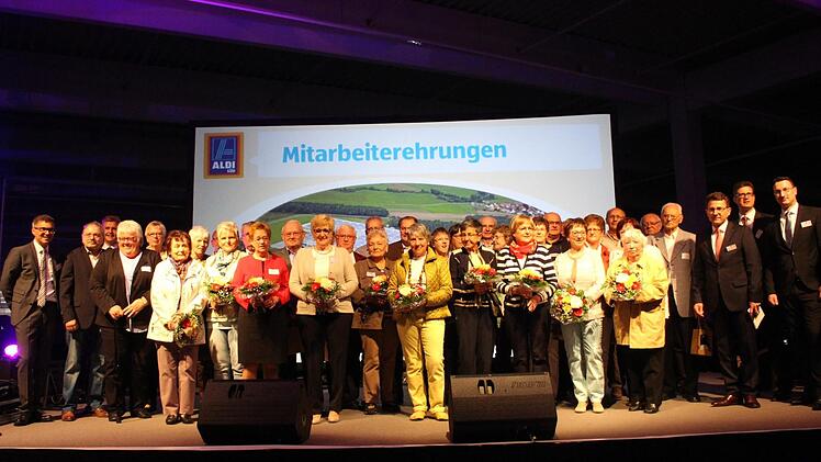 Zahlreiche Mitarbeiter wurden für 40 und mehr Jahre Betriebszugehörigkeit geehrt. Foto: Evi Seeger
